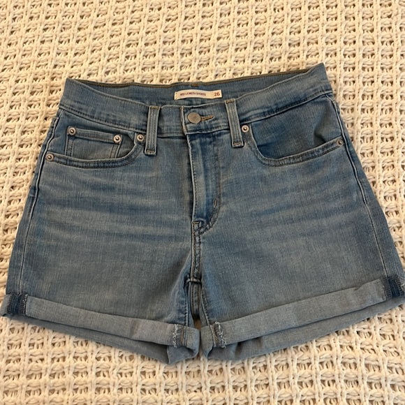 Levi’s denim mid length shorts size 26 - Picture 2 of 4